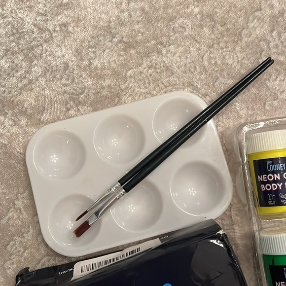 Brand New 8-Color Neon Glow in the Dark UV Paint Kit Brushes Stencils Blacklight - Picture 6 of 12